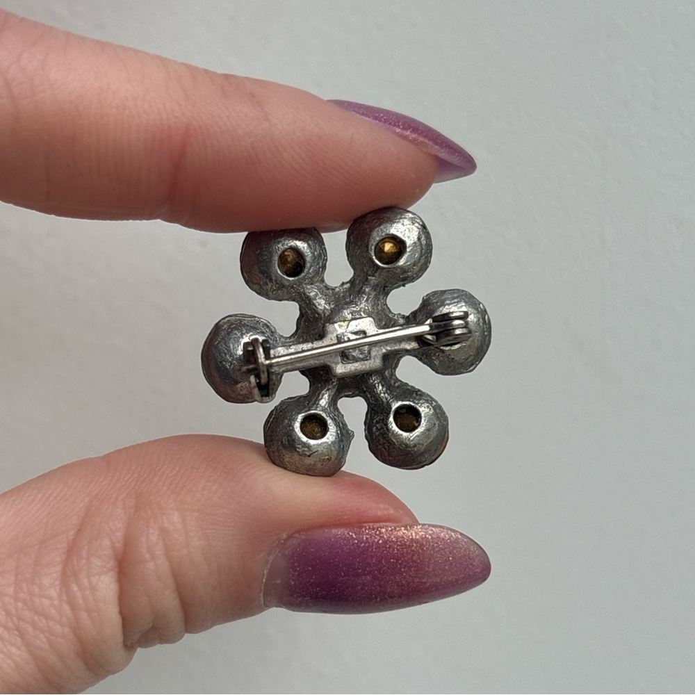 Vintage Silver Floral Brooch Pin with Emerald Rhinestones - Picture 2 of 4